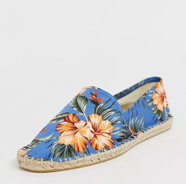 Espadril dengan motif bunga yang manis